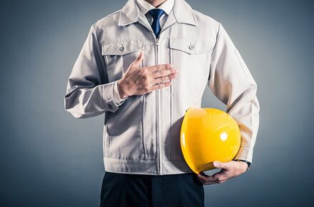 黄色いヘルメットを持つ作業員