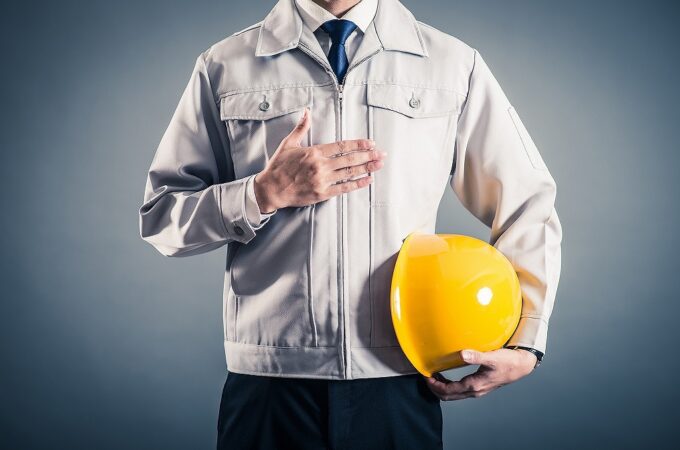 黄色いヘルメットを持つ作業員