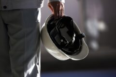 ヘルメットを持つ人