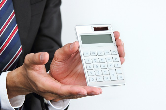 電卓を持つ人